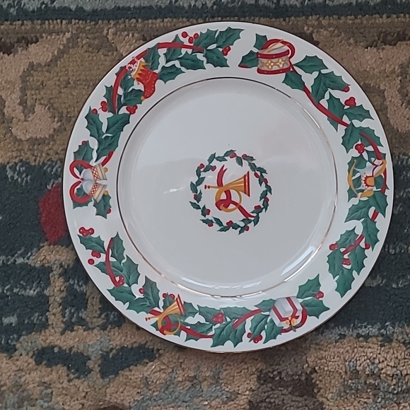 ROYAL MAJESTIC FINE CHINA 'CHRISTMAS EVE' PLATES SET OF 4 - Picture 9 of 15